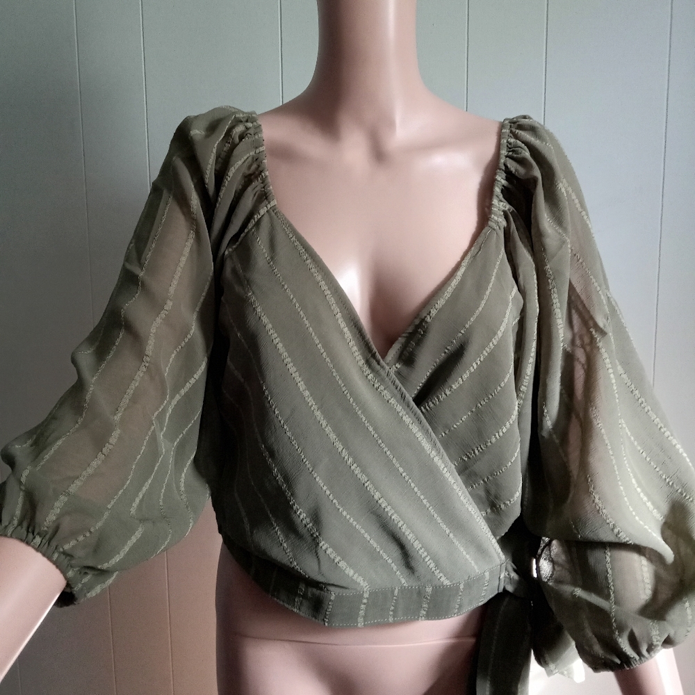 NEW ✨BCBGeneration cropped V-neckline blouse, size M ,color green olive 🫒